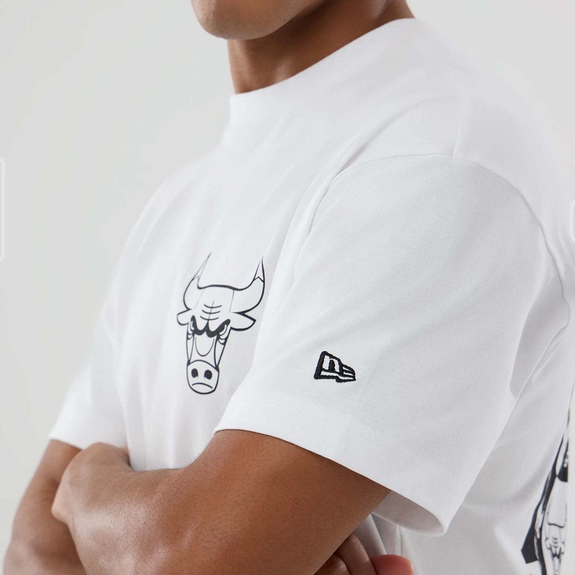 The model is wearing this NBA World Chicago Bulls T-Shirt in white. 5
