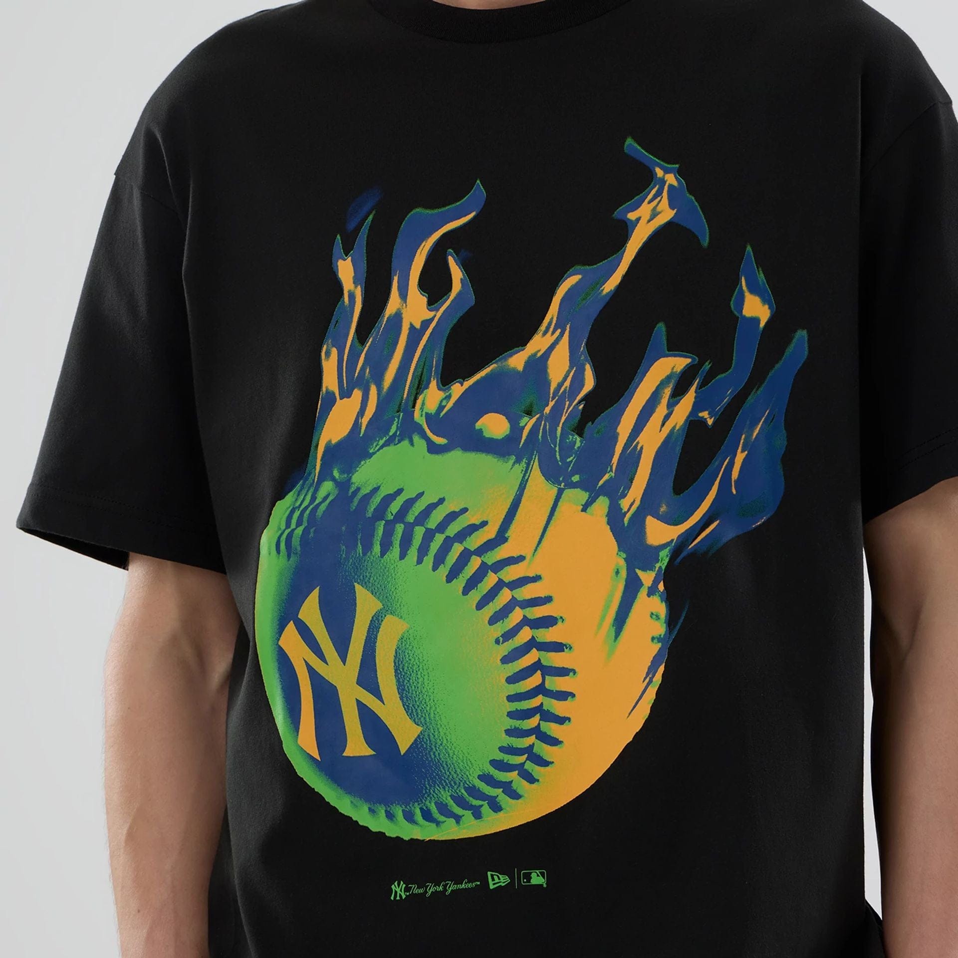 The model is wearing this MLB On Fire New York Yankees Oversized T-Shirt in black. 3