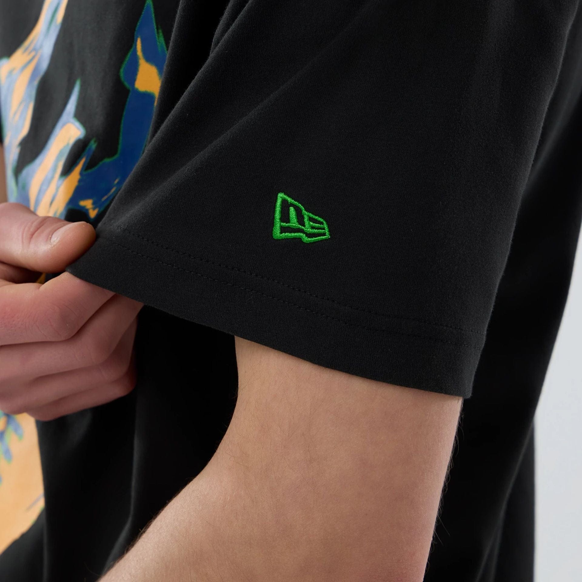 The model is wearing this MLB On Fire New York Yankees Oversized T-Shirt in black. 5