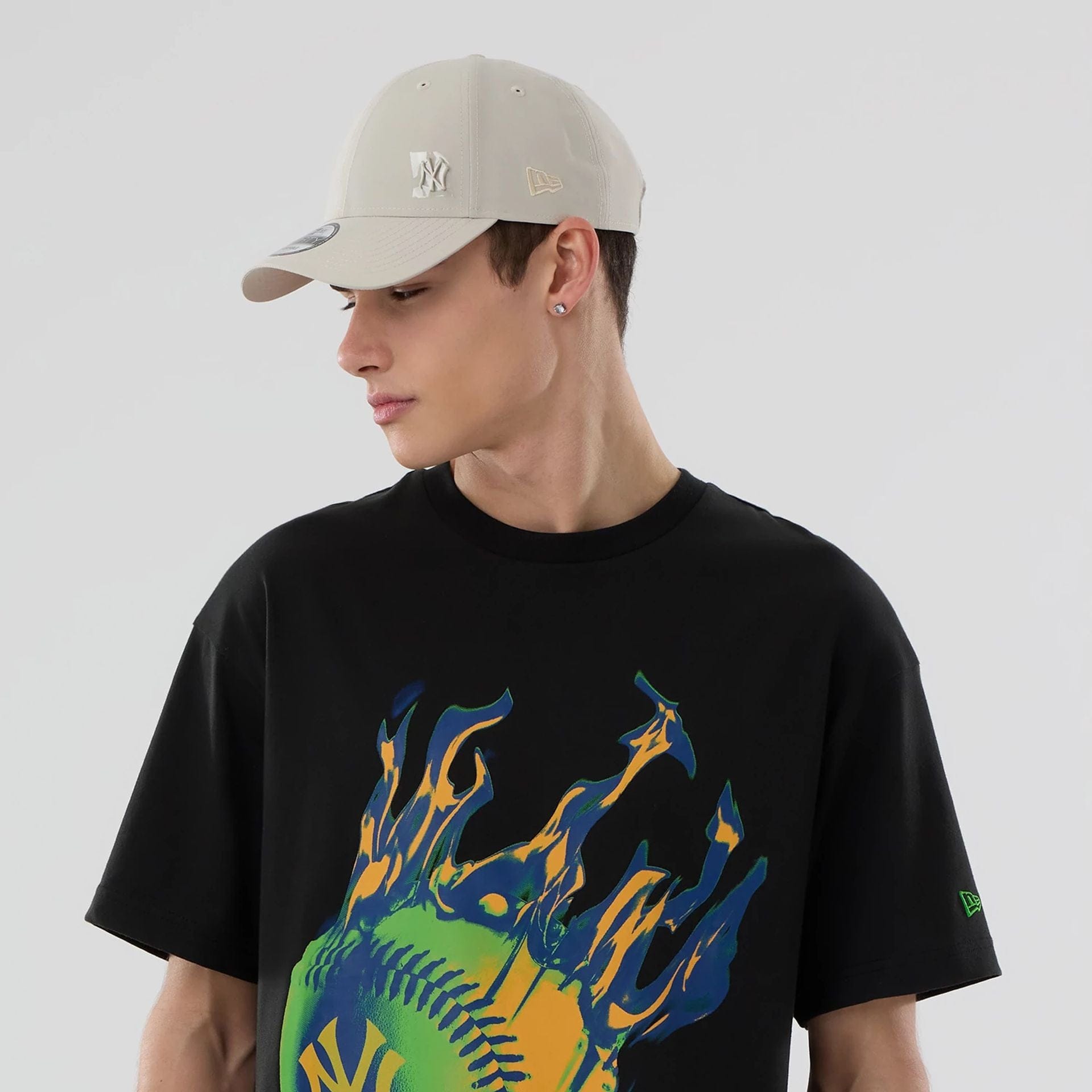 The model is wearing this MLB On Fire New York Yankees Oversized T-Shirt in black. 6