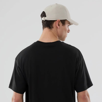 The model is wearing this MLB On Fire New York Yankees Oversized T-Shirt in black. 7