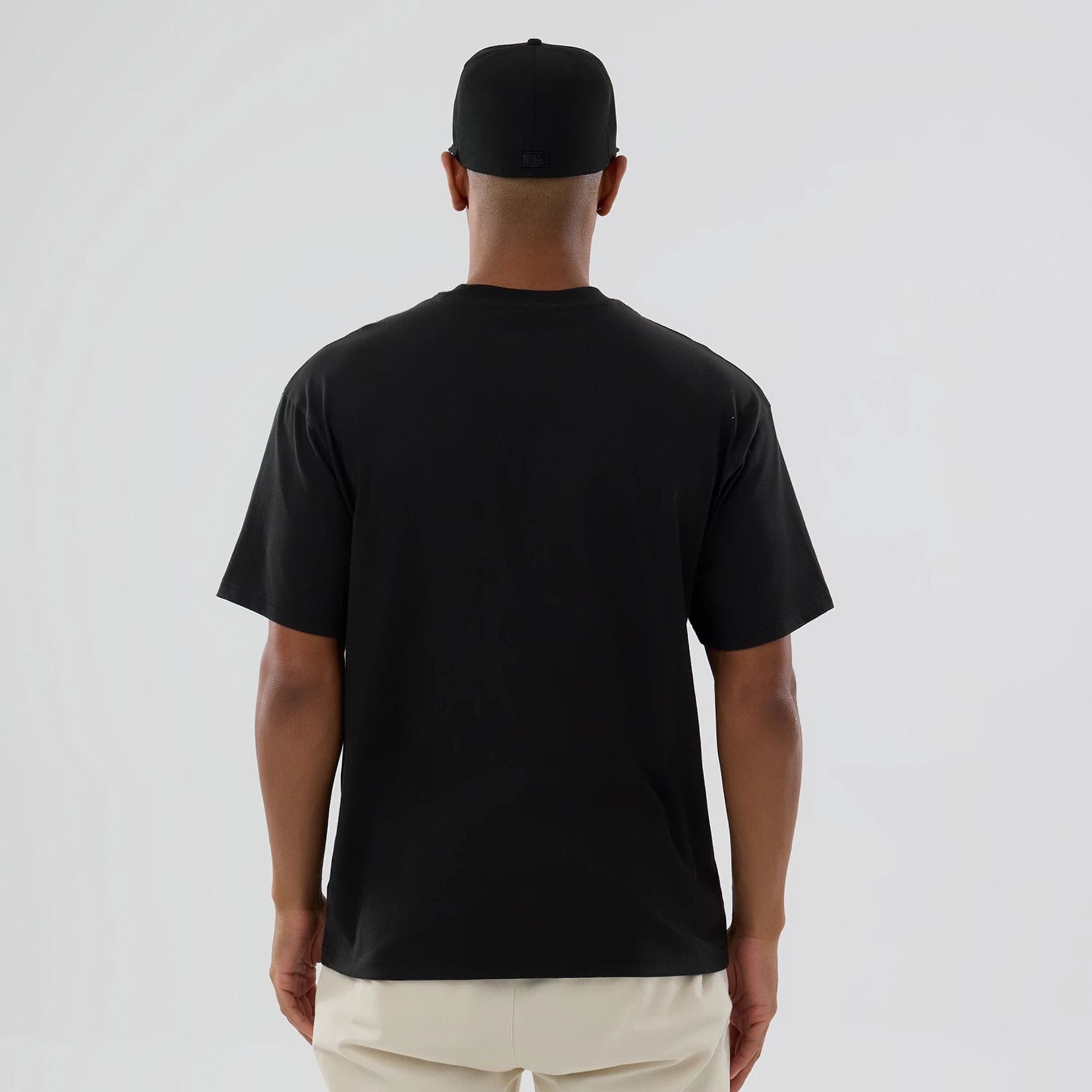 The model is wearing this MLB On Fire LA Dodgers Oversized T-Shirt in black. 2