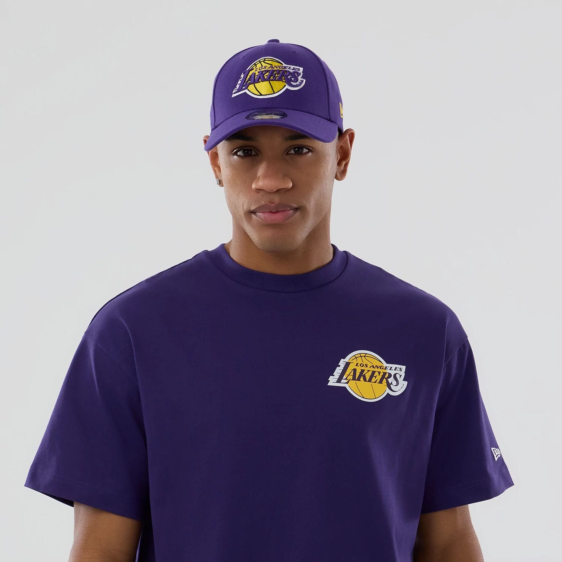 The model is wearing this NBA logo LA Lakers T-Shirt in purple. 7