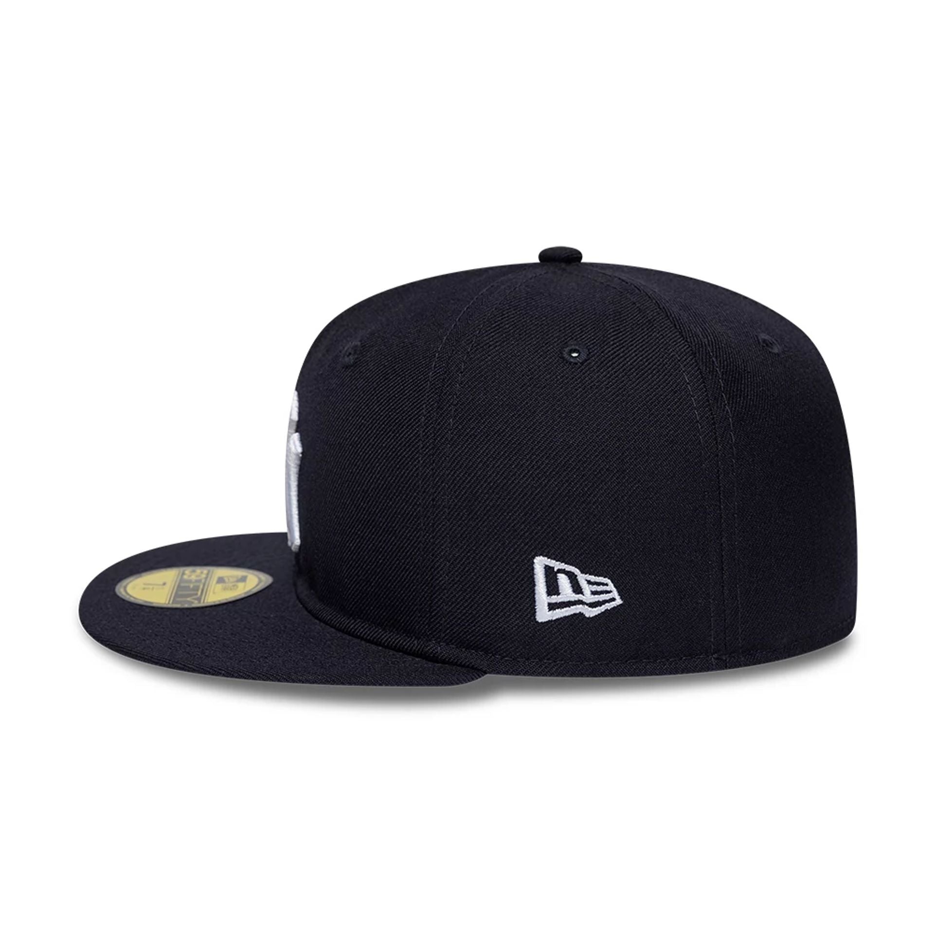 Pictured is this MLB Soft Buckram New York Yankees 59FIFTY Fitted cap in navy. 5