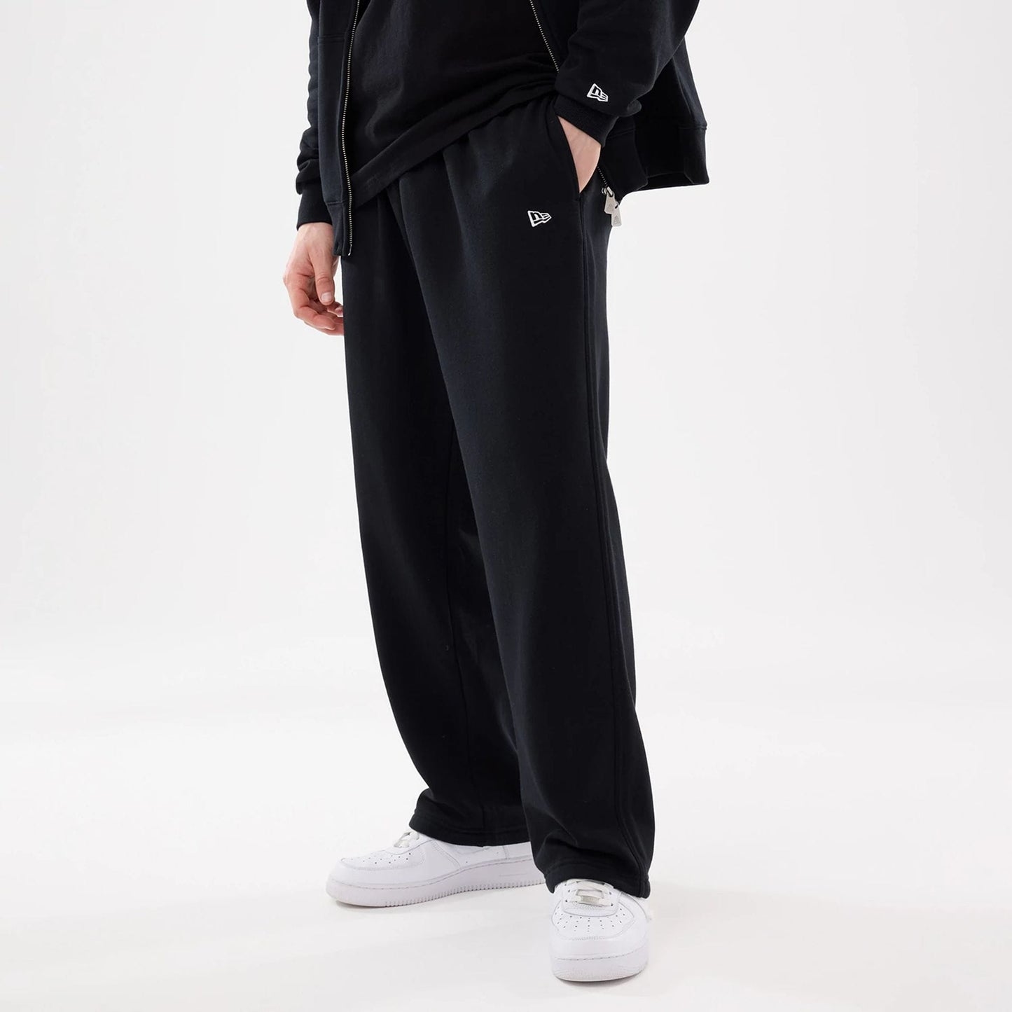 The model is wearing this MLB Comfort New York Mets Joggers in black. 6