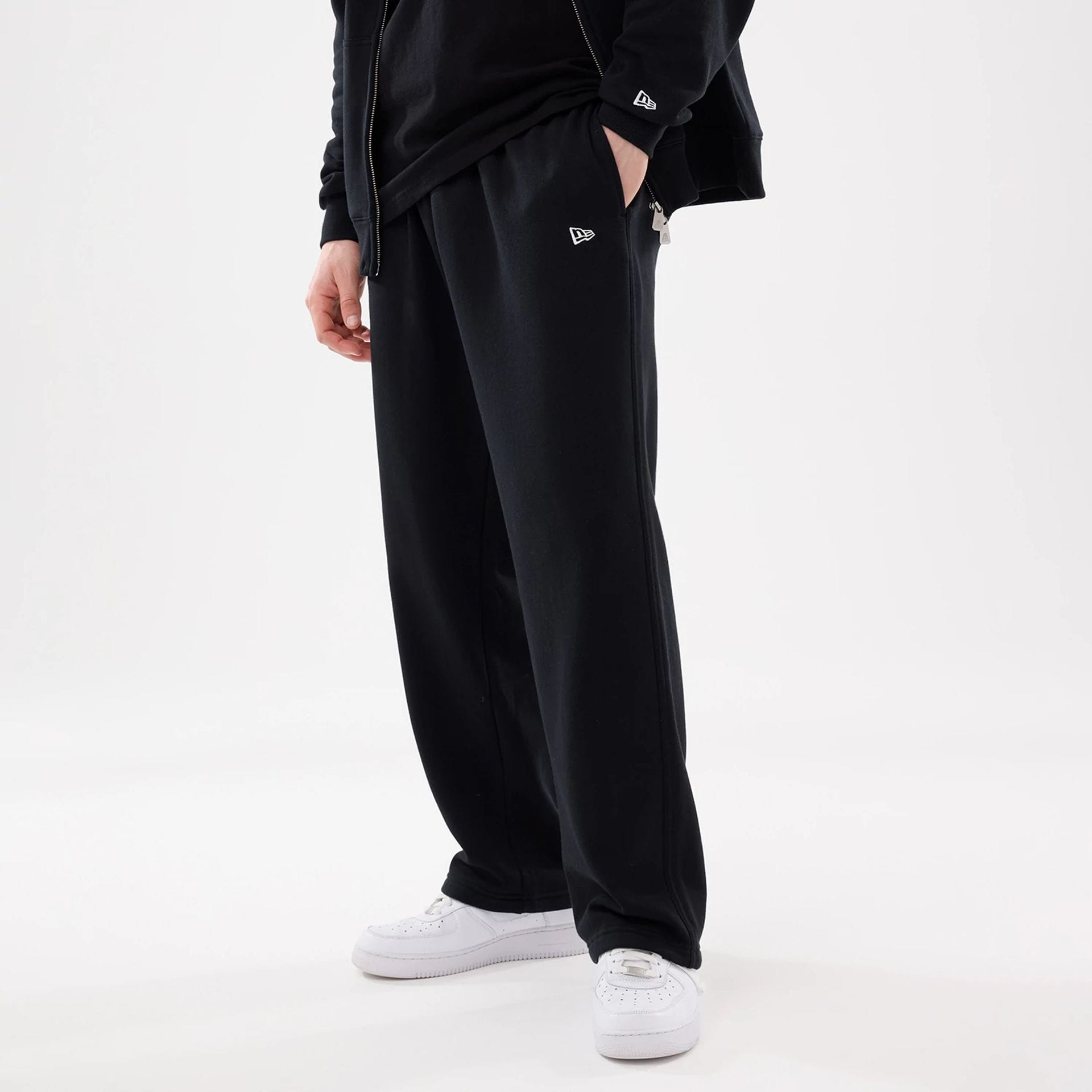 The model is wearing this MLB Comfort New York Mets Joggers in black. 6