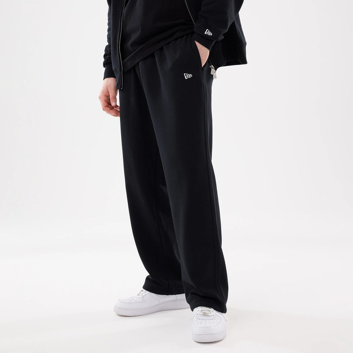 The model is wearing this MLB Comfort New York Mets Joggers in black. 6