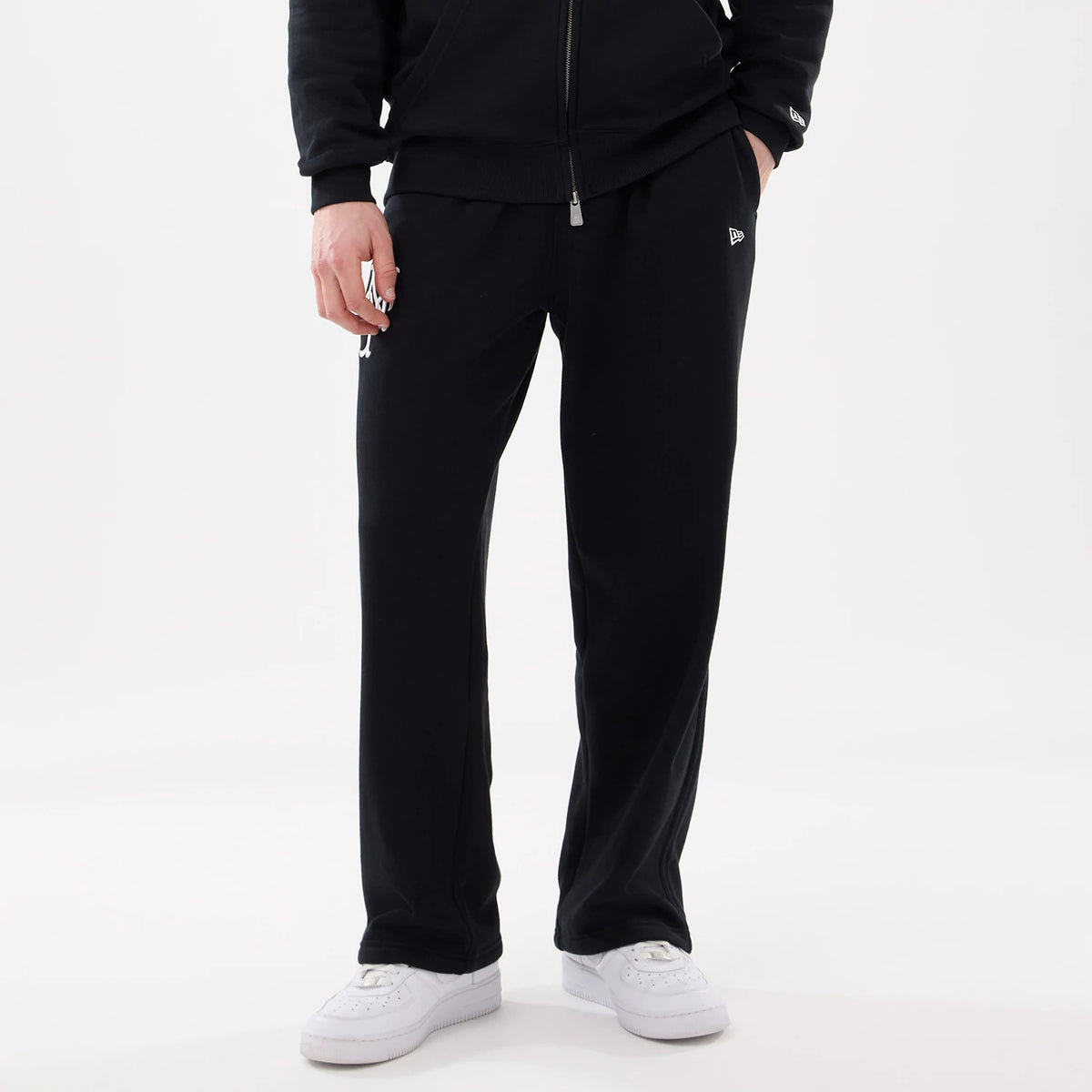 The model is wearing this MLB Comfort New York Mets Joggers in black. 1