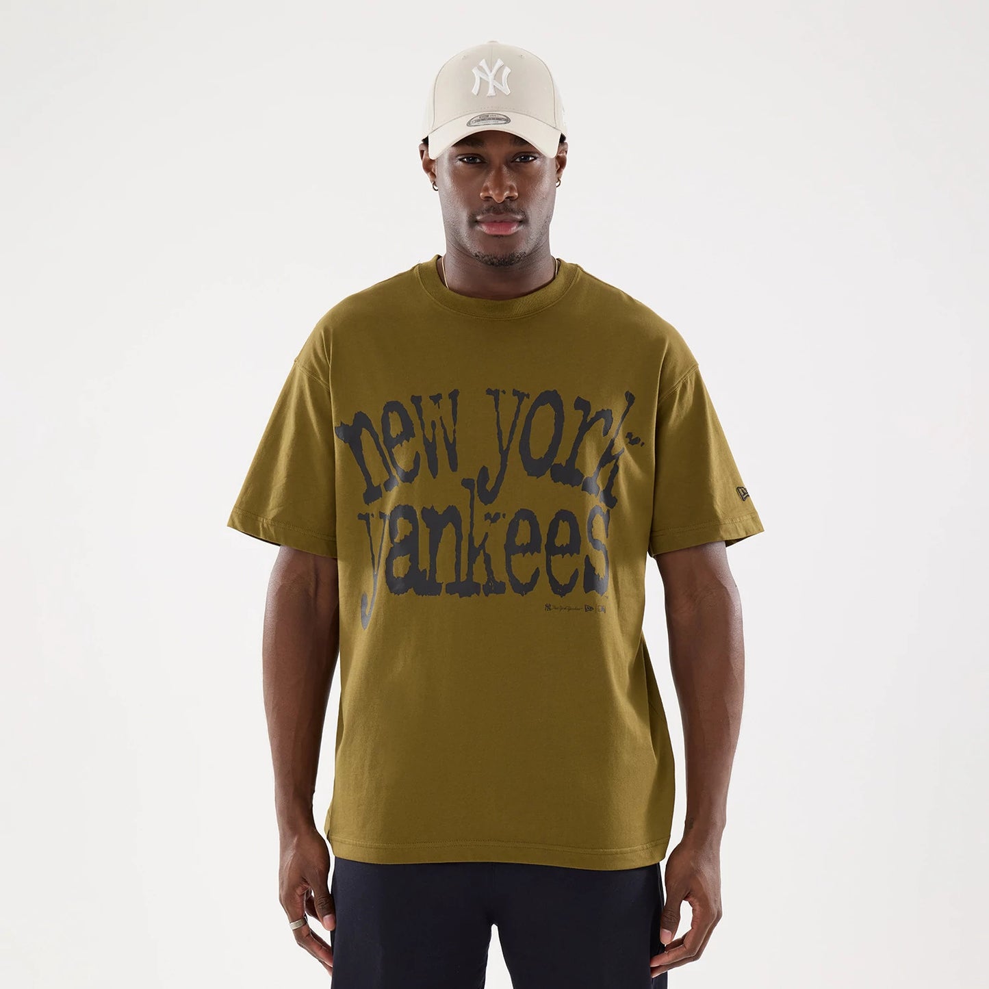 The model is wearing this MLB New York Yankees T-Shirt in Brown. 1