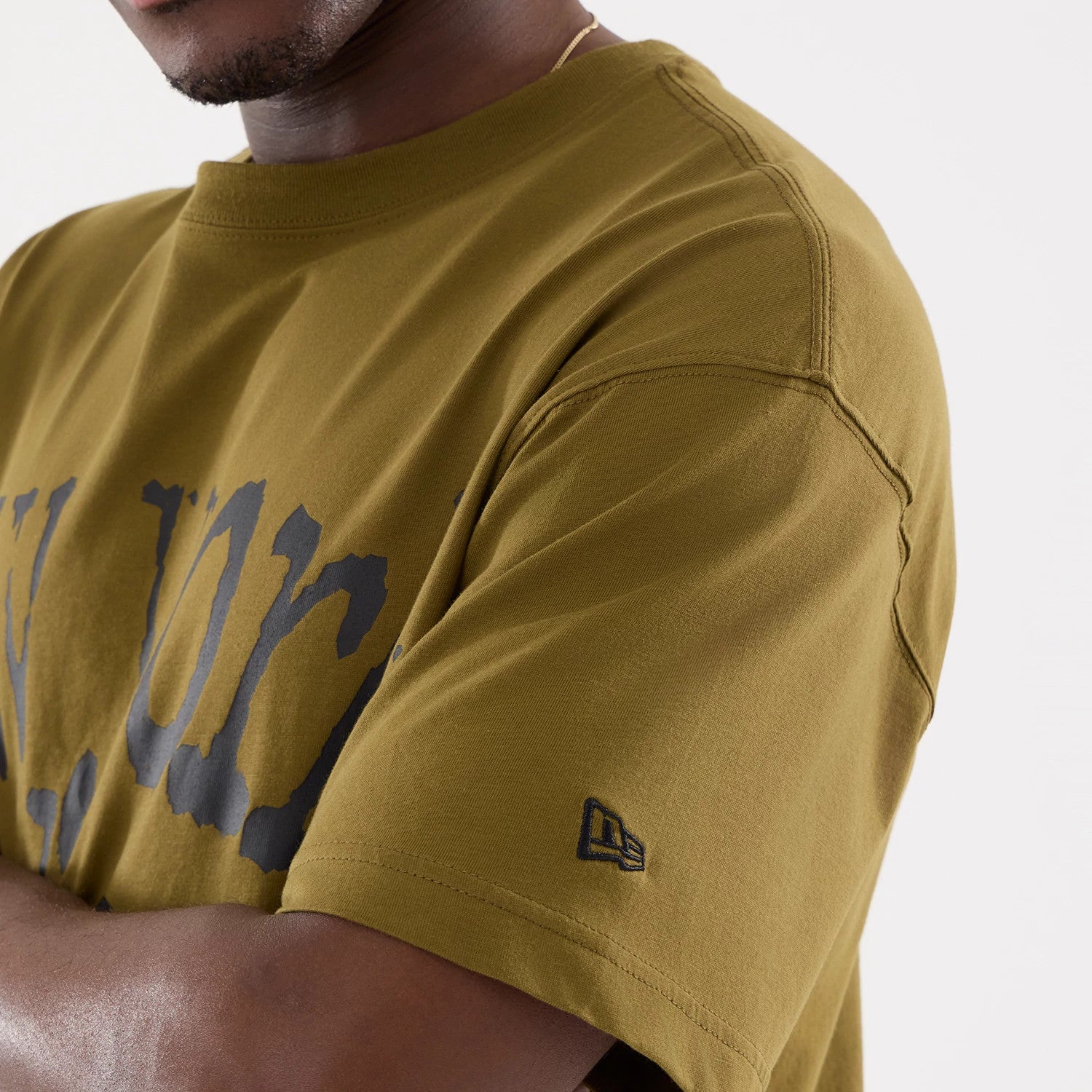 The model is wearing this MLB New York Yankees T-Shirt in Brown. 5