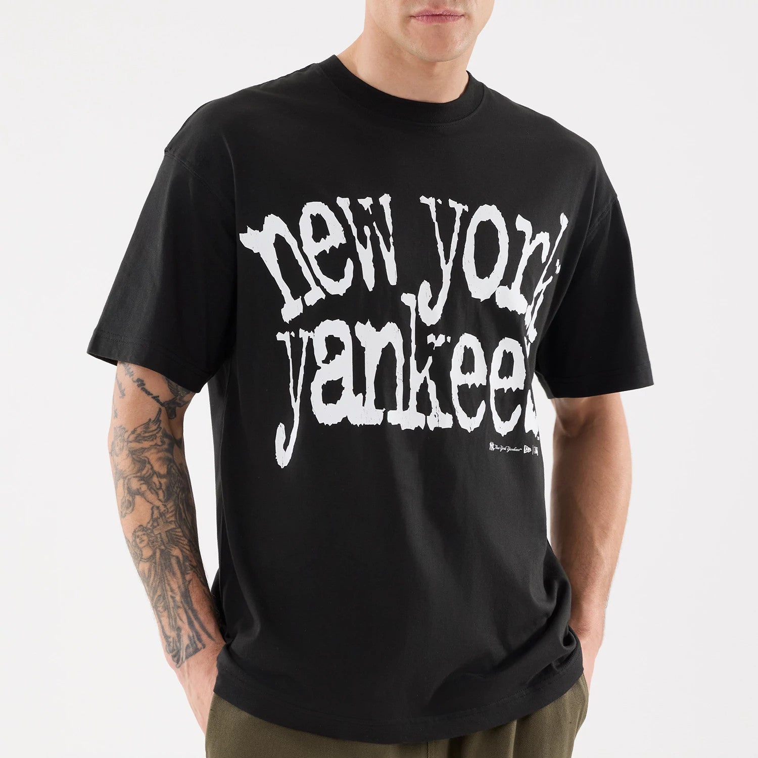 The model is wearing this MLB New York Yankees Print Graphic T-Shirt in black. 3