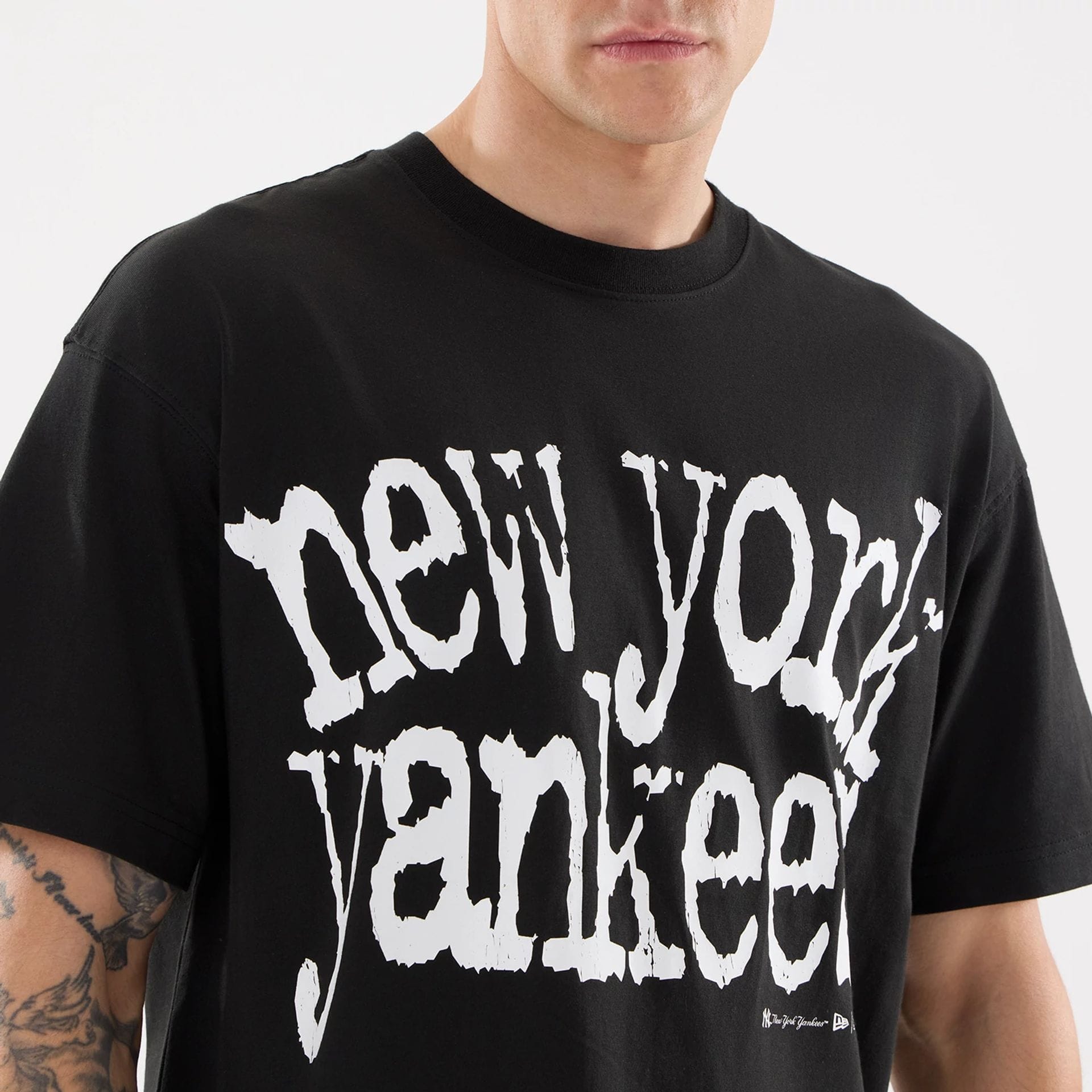 The model is wearing this MLB New York Yankees T-Shirt in black. 6
