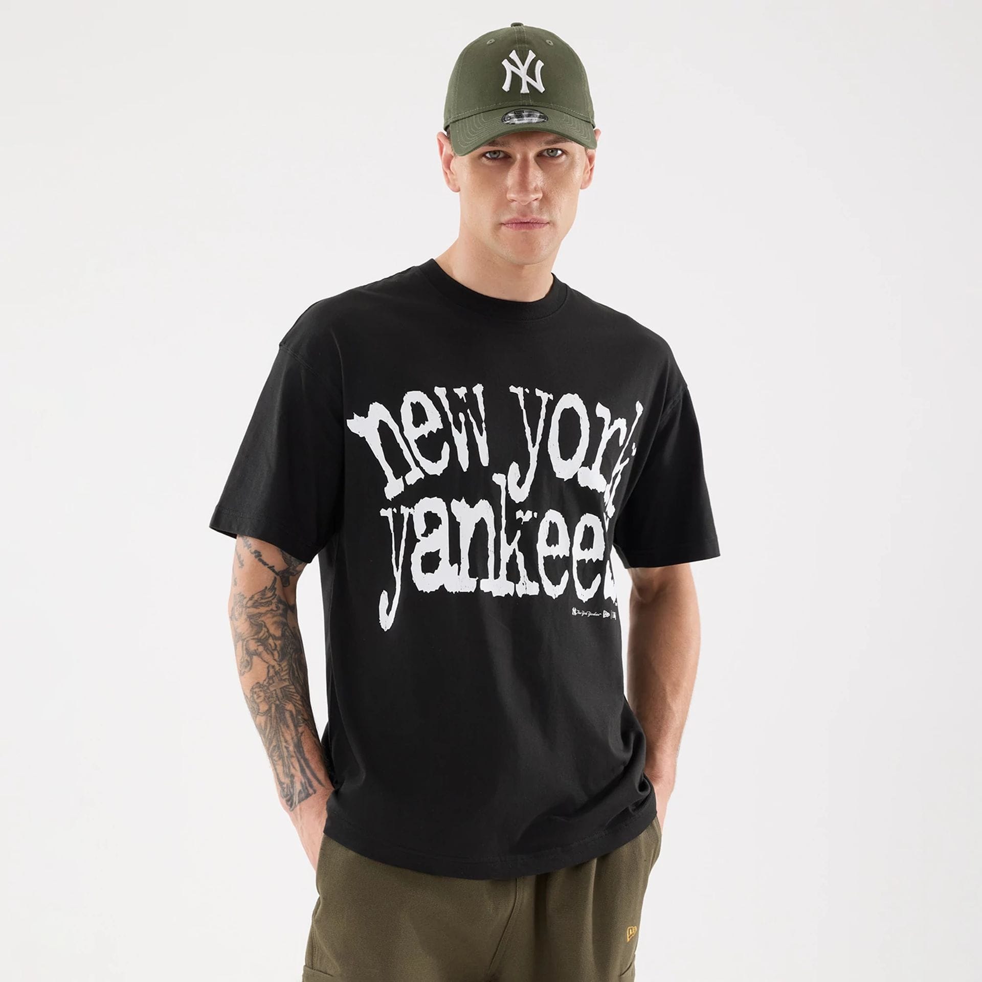 The model is wearing this MLB New York Yankees T-Shirt in black. 1