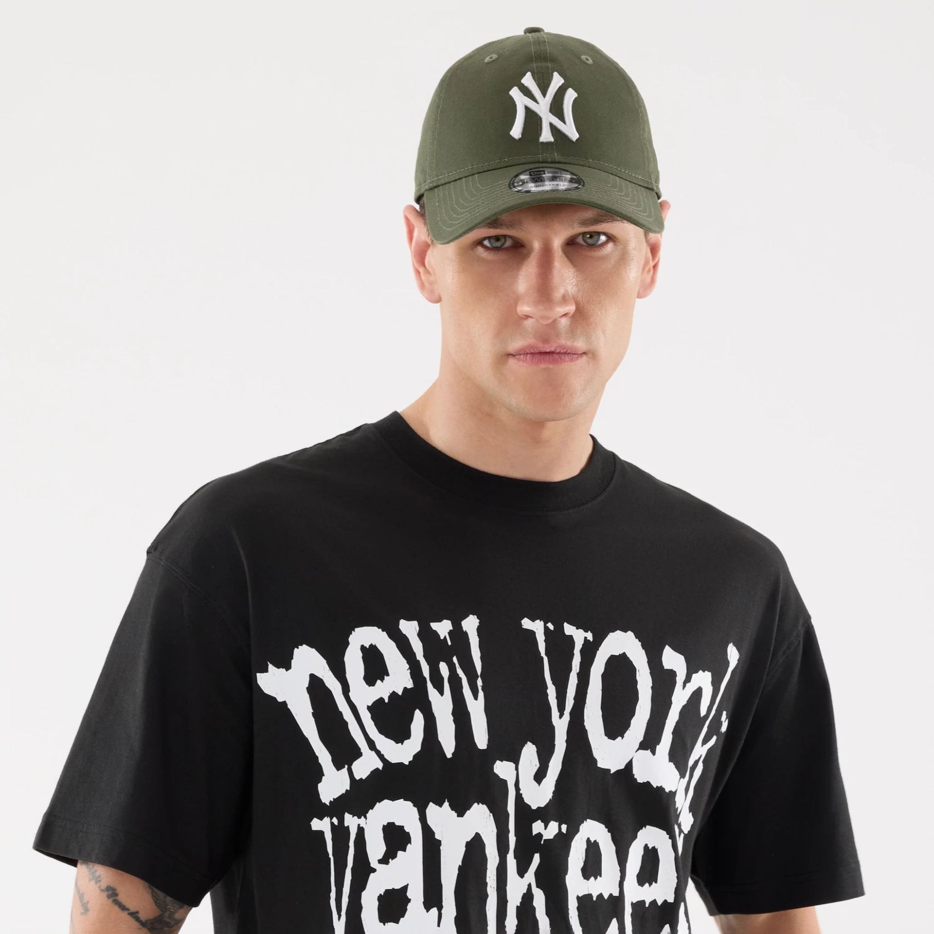 The model is wearing this MLB New York Yankees T-Shirt in black. 4