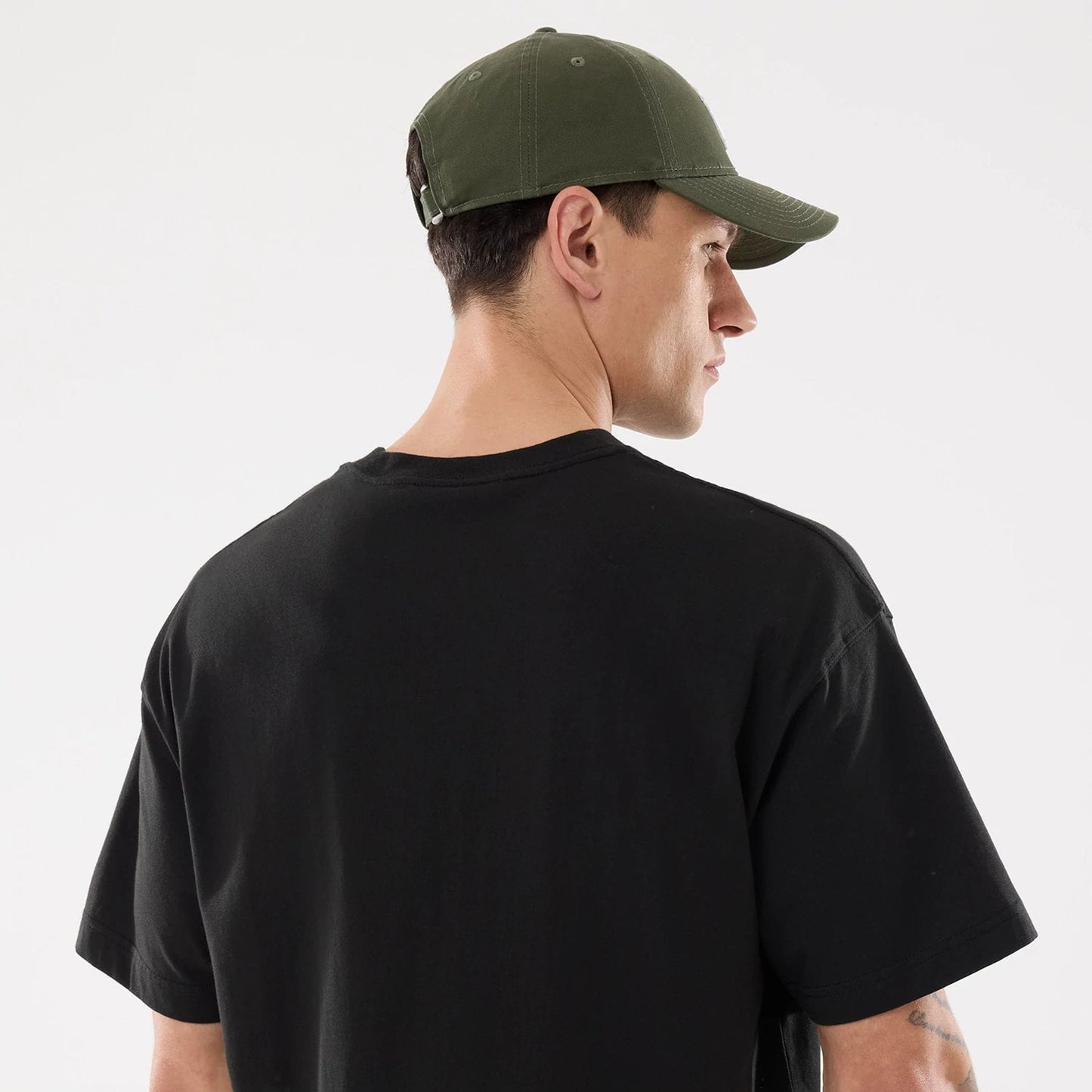 The model is wearing this MLB New York Yankees T-Shirt in black. 5