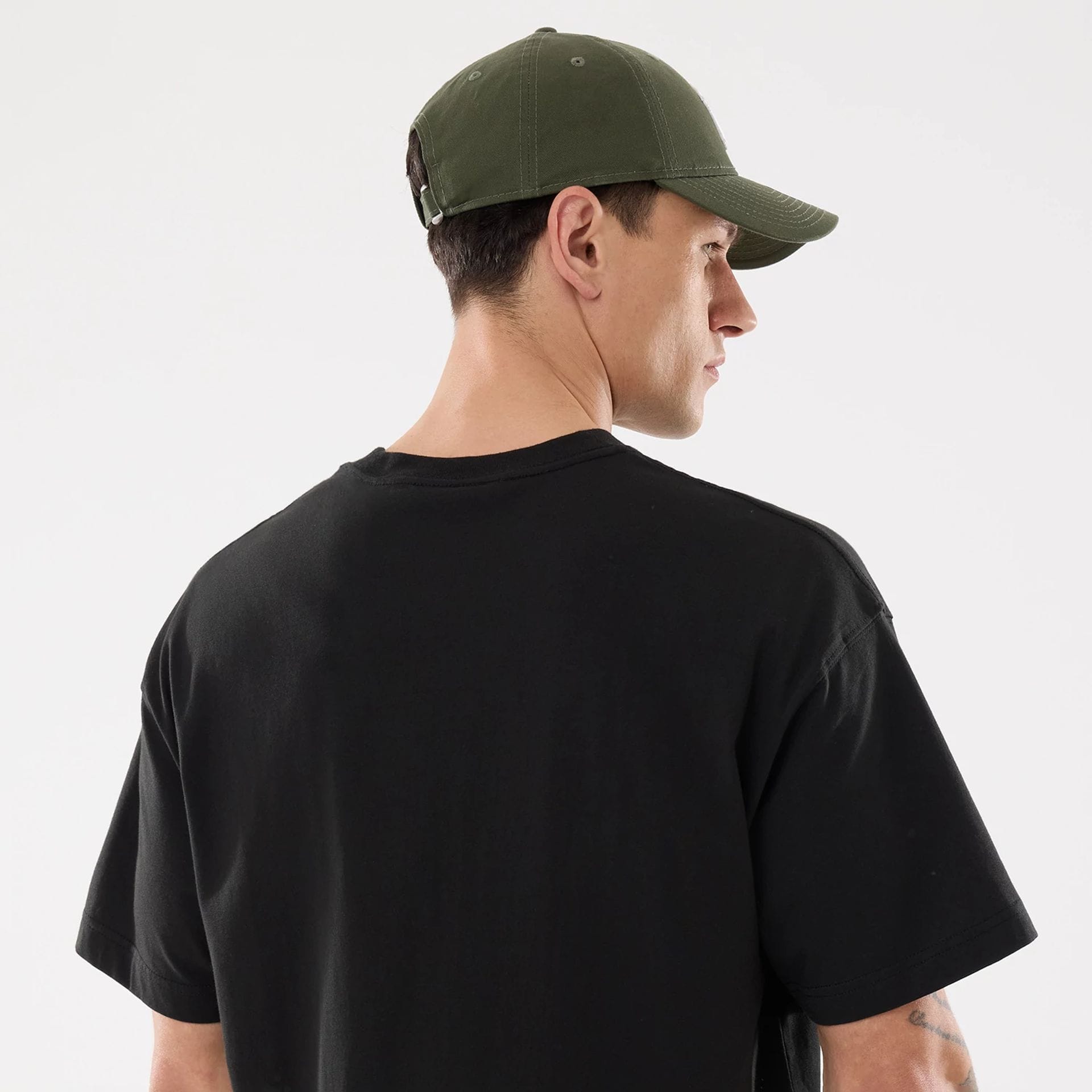 The model is wearing this MLB New York Yankees T-Shirt in black. 5