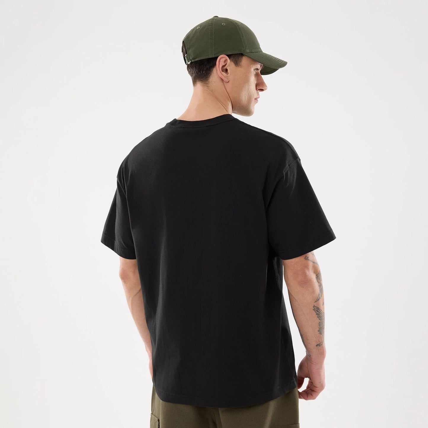 The model is wearing this MLB New York Yankees T-Shirt in black. 2
