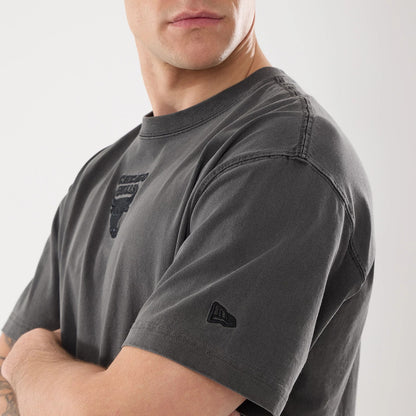 The model is wearing this NBA Shadow Pop Chicago Bulls T-Shirt in black. 5