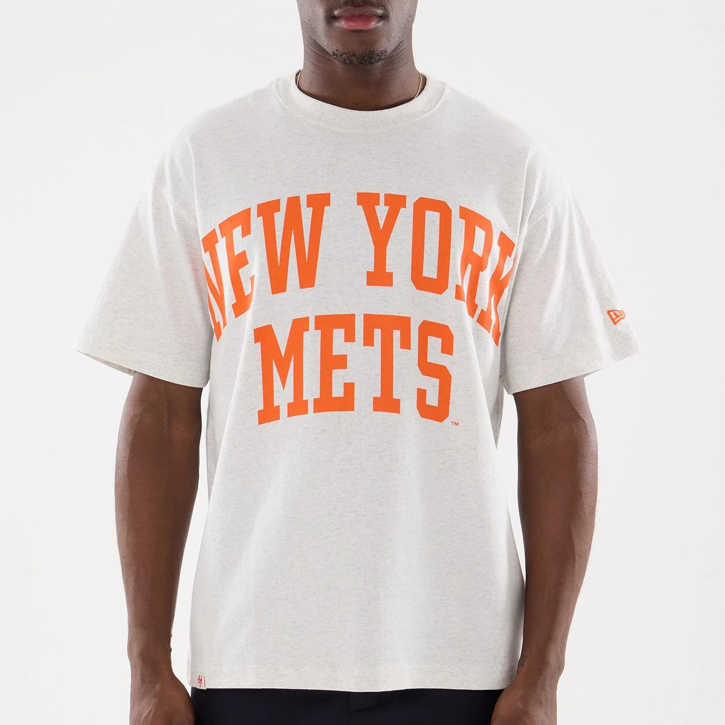The model is wearing this MLB Comfort New York Mets T-Shirt in grey. 6