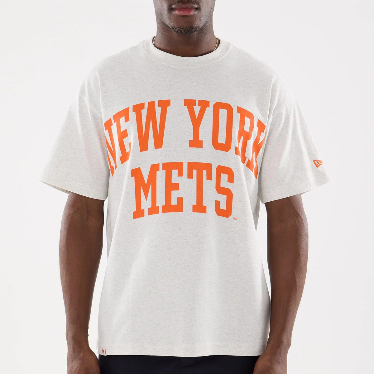 The model is wearing this MLB Comfort New York Mets T-Shirt in grey. 6