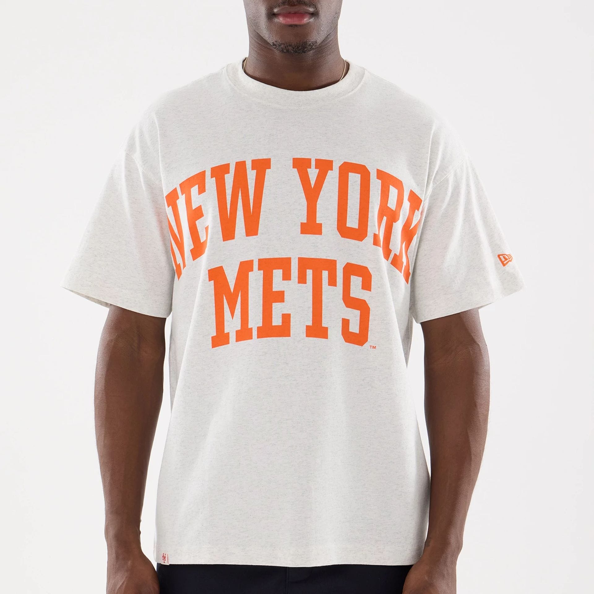 The model is wearing this MLB Comfort New York Mets T-Shirt in grey. 6