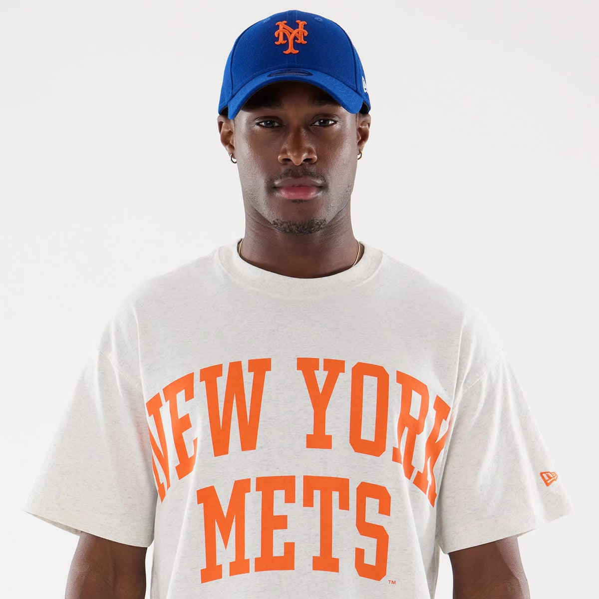 The model is wearing this MLB Comfort New York Mets T-Shirt in grey. 5