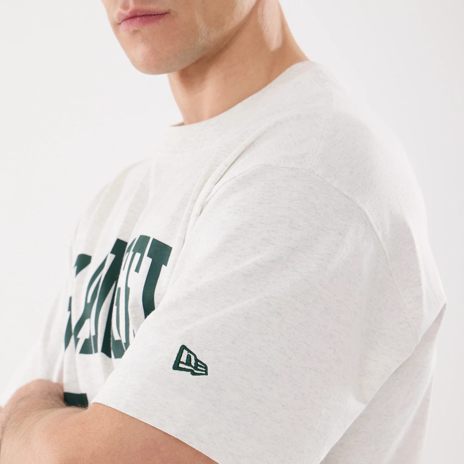 The model is wearing this MLB Comfort LA Dodgers T-Shirt in grey. 5