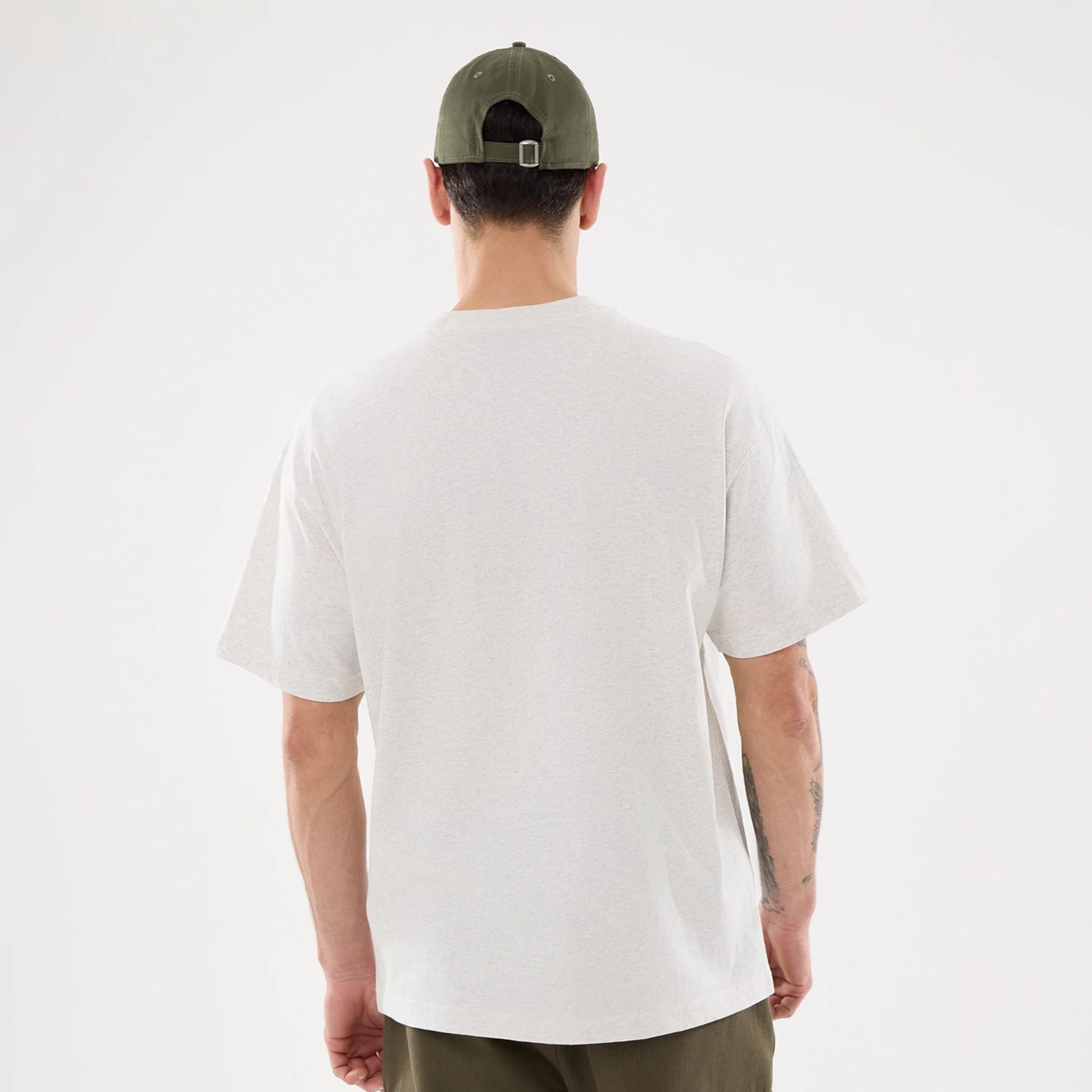 The model is wearing this MLB Comfort LA Dodgers T-Shirt in grey. 2