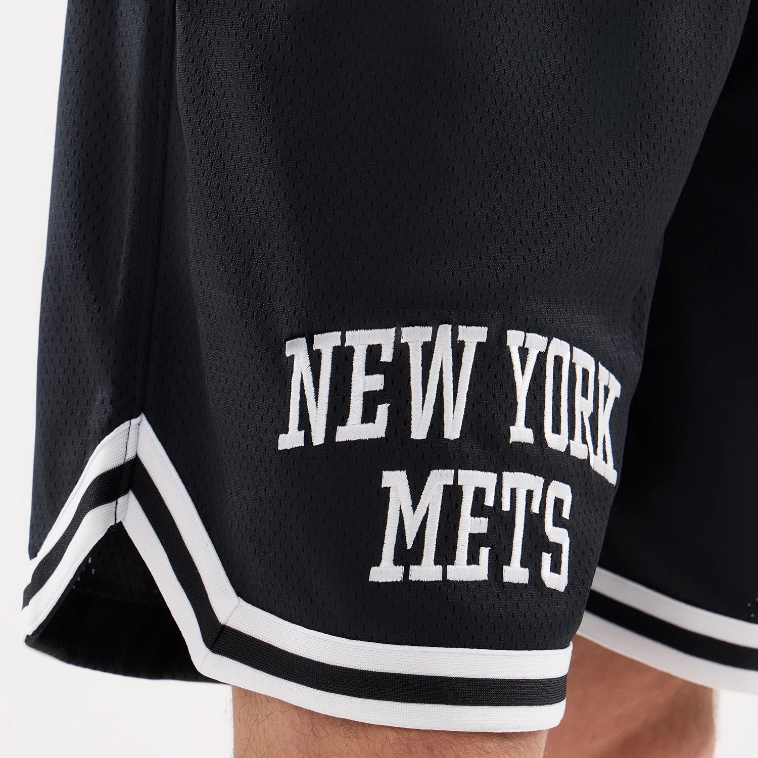 The model is wearing this MLB Comfort New York Mets Oversized Shorts in navy. 3