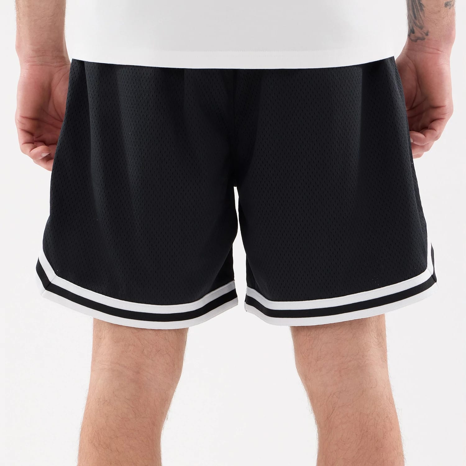 The model is wearing this MLB Comfort New York Mets Oversized Shorts in navy. 7
