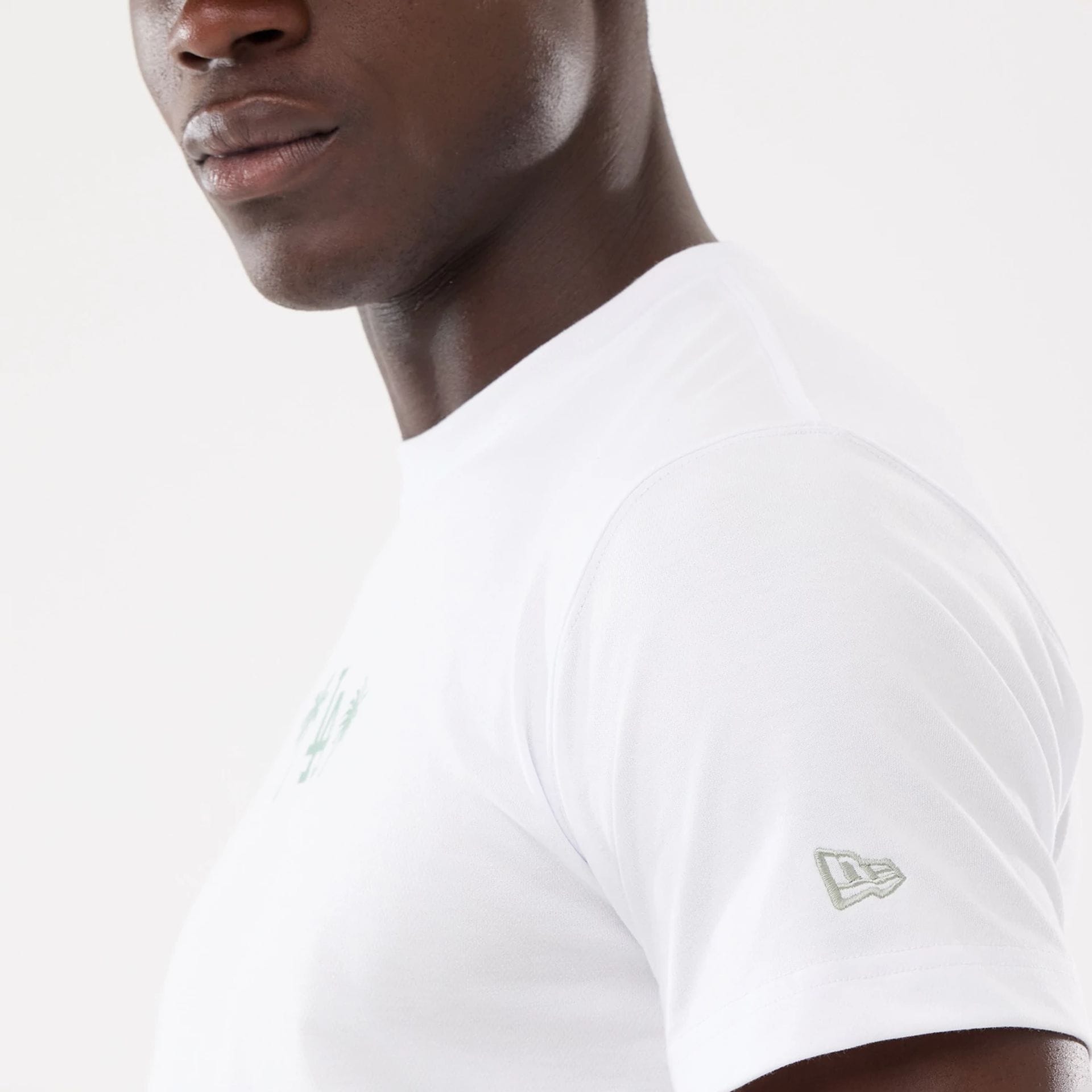 The model is wearing this MLB Resort LA Dodgers T-Shirt in white. 6