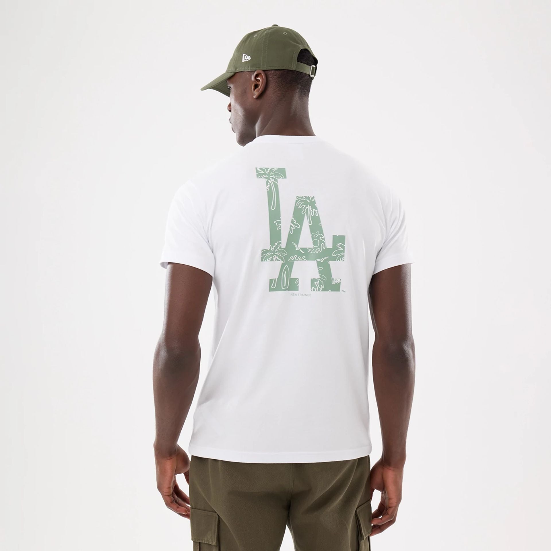 The model is wearing this MLB Resort LA Dodgers T-Shirt in white. 2