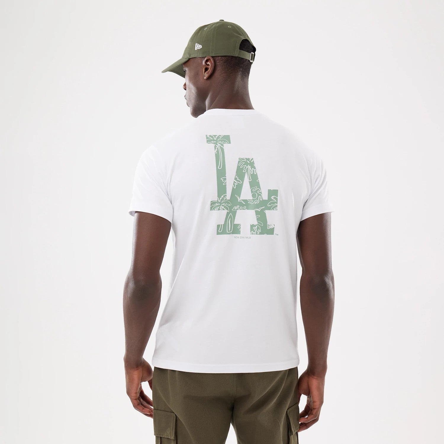 The model is wearing this MLB Resort LA Dodgers T-Shirt in white. 2