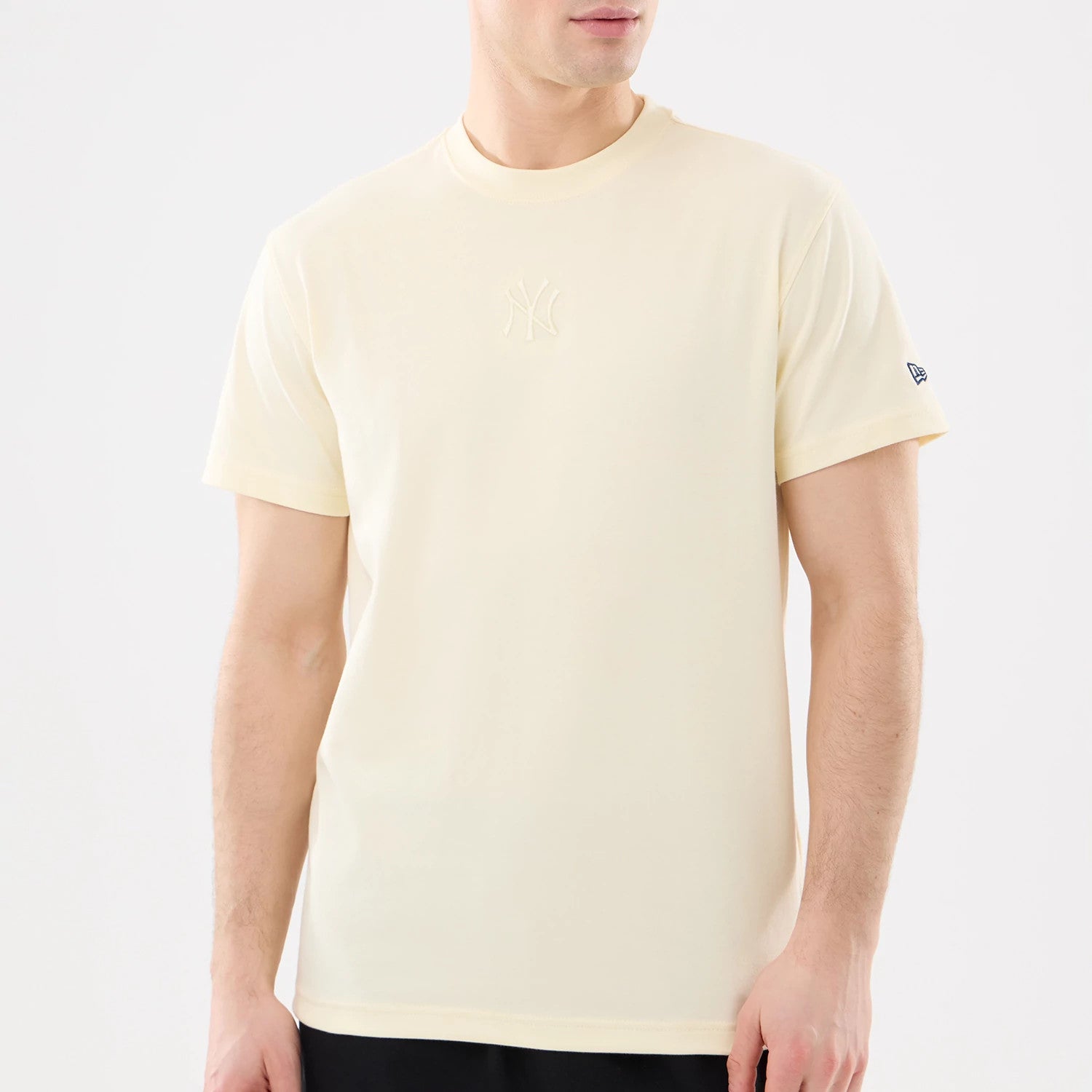 The model is wearing this MLB Cartoon New York Yankees T-Shirt in cream. 3