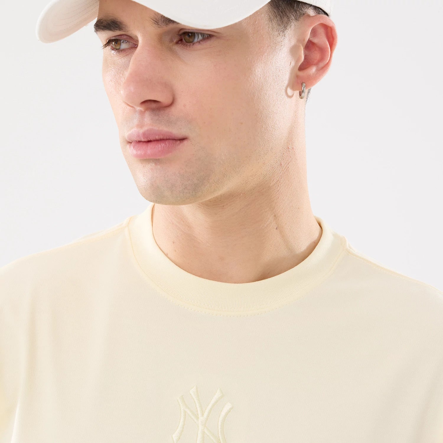 The model is wearing this MLB Cartoon New York Yankees T-Shirt in cream. 4