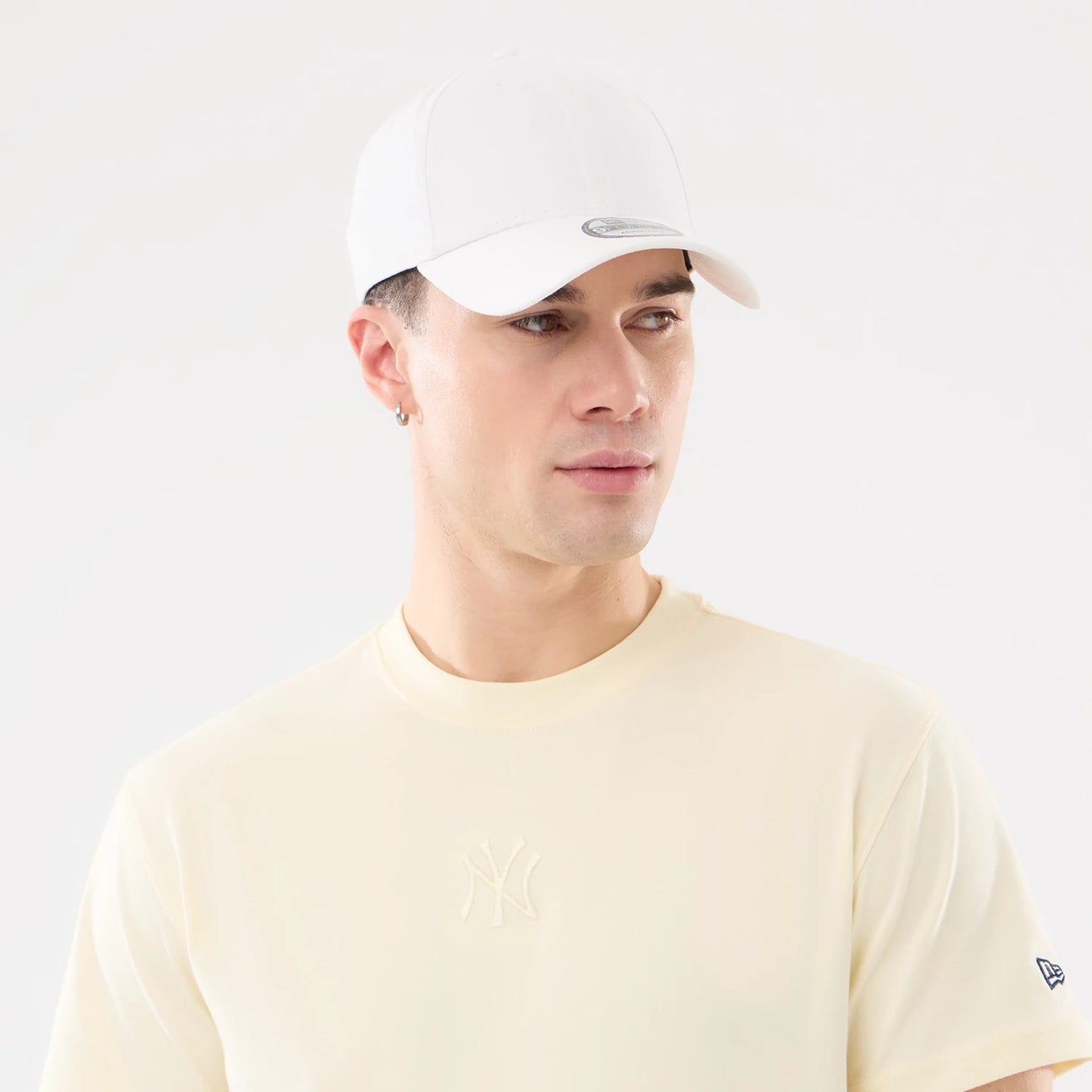 The model is wearing this MLB Cartoon New York Yankees T-Shirt in cream. 6