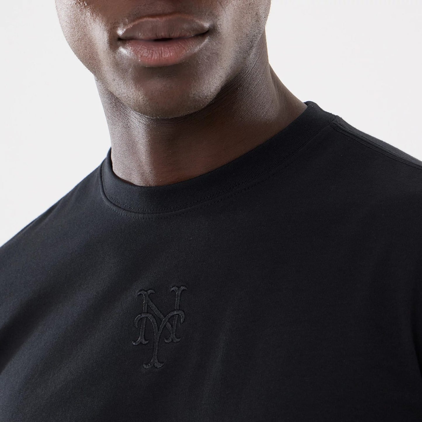 The model is wearing this MLB Cartoon New York Mets T-Shirt in black. 3