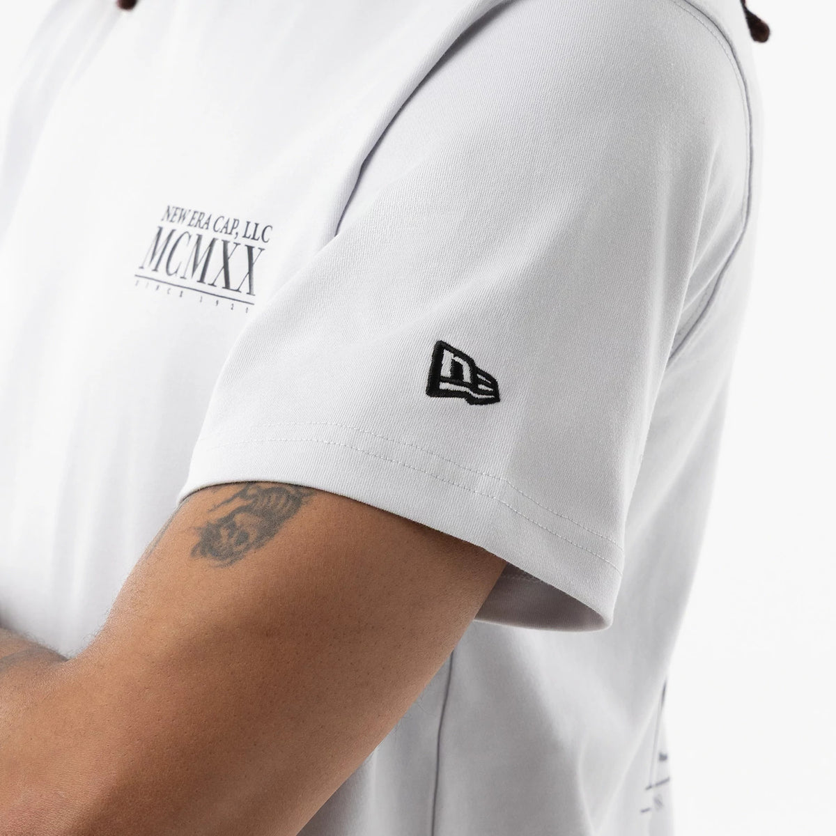 The model is wearing this New Era Heritage T-Shirt in White. 6
