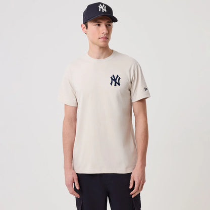 The model is wearing this MLB Banana Graphic New York Yankees T-Shirt in natural. 1