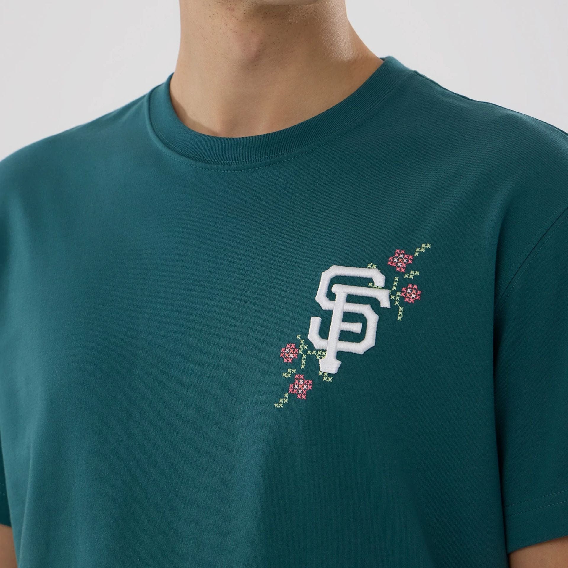 The model is wearing this MLB Garden San Francisco Giants T-Shirt in dark green. 3
