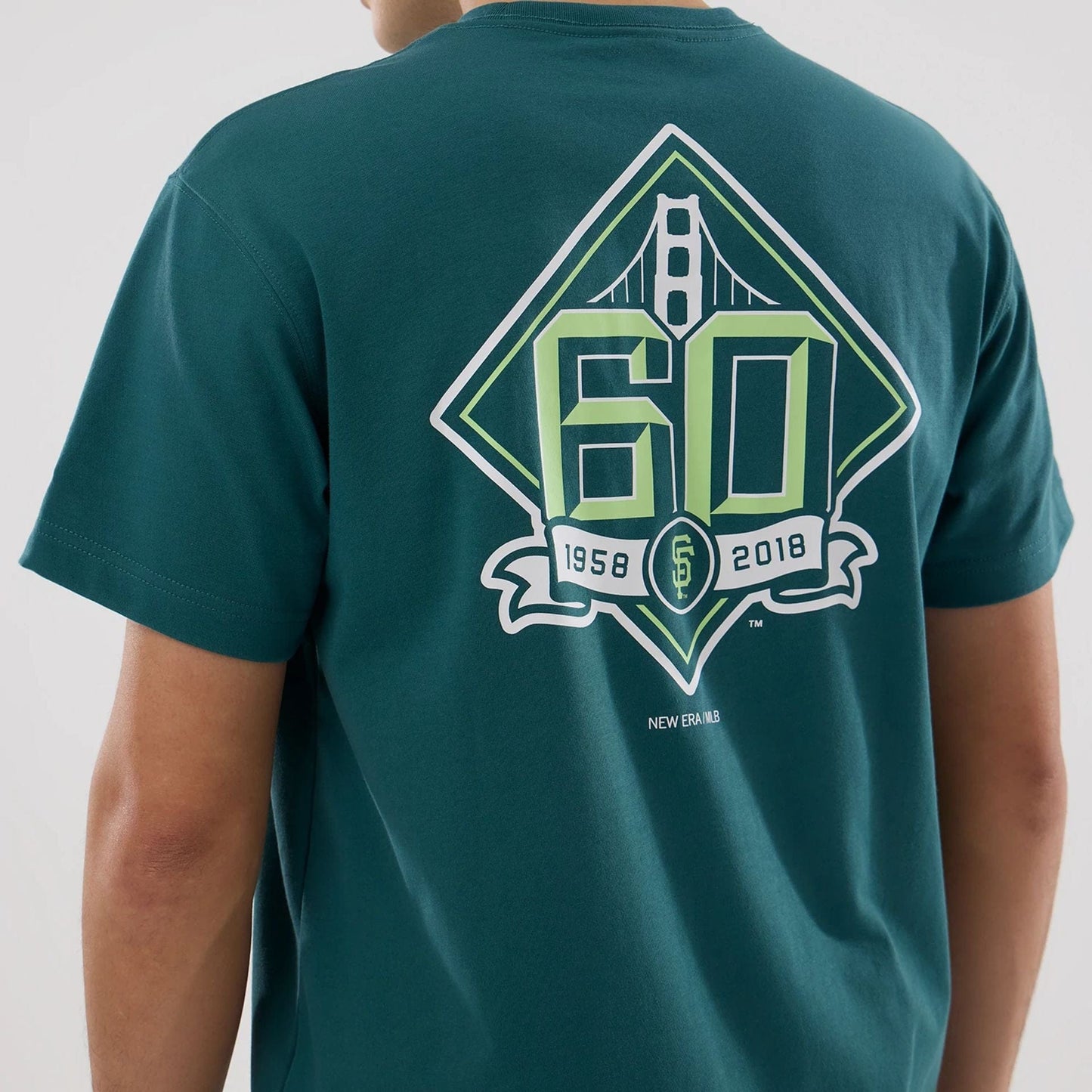 The model is wearing this MLB Garden San Francisco Giants T-Shirt in dark green. 4