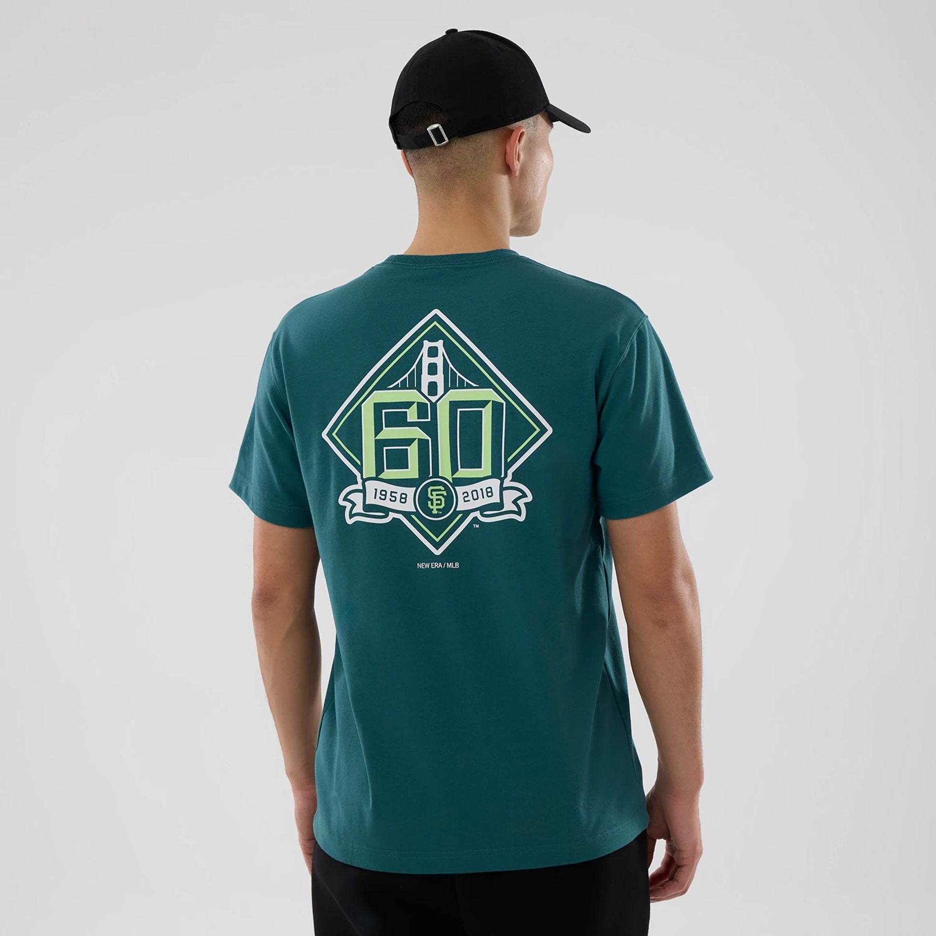 The model is wearing this MLB Garden San Francisco Giants T-Shirt in dark green. 2