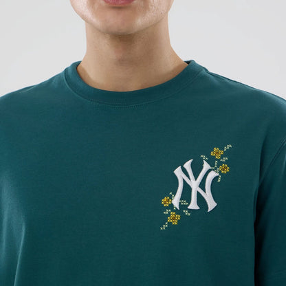 The model is wearing this MLB Garden New York Yankees T-Shirt in dark green. 4