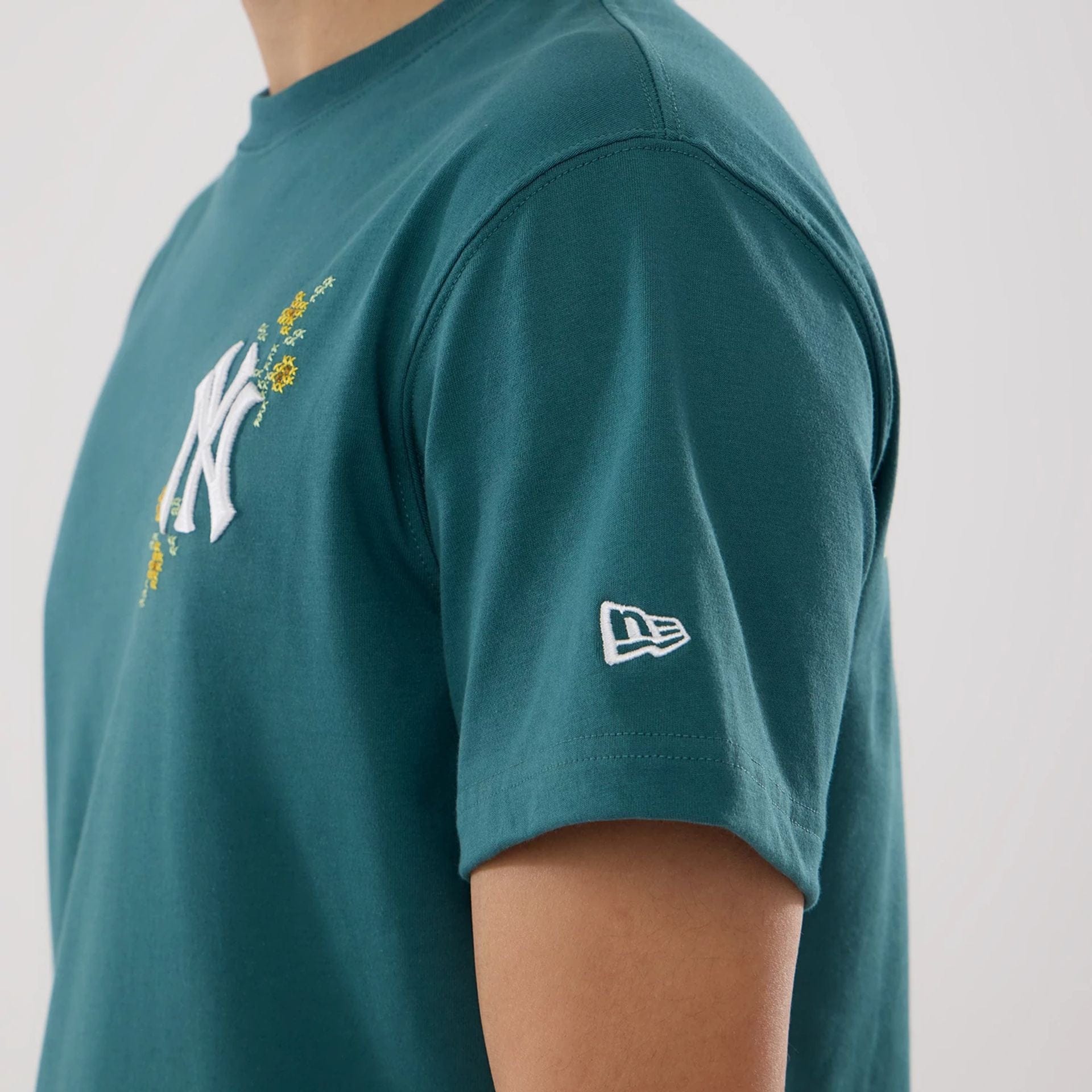 The model is wearing this MLB Garden New York Yankees T-Shirt in dark green. 5