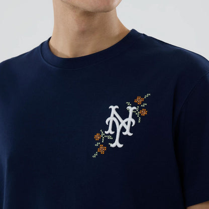 The model is wearing this MLB Garden New York Mets T-Shirt in blue. 3