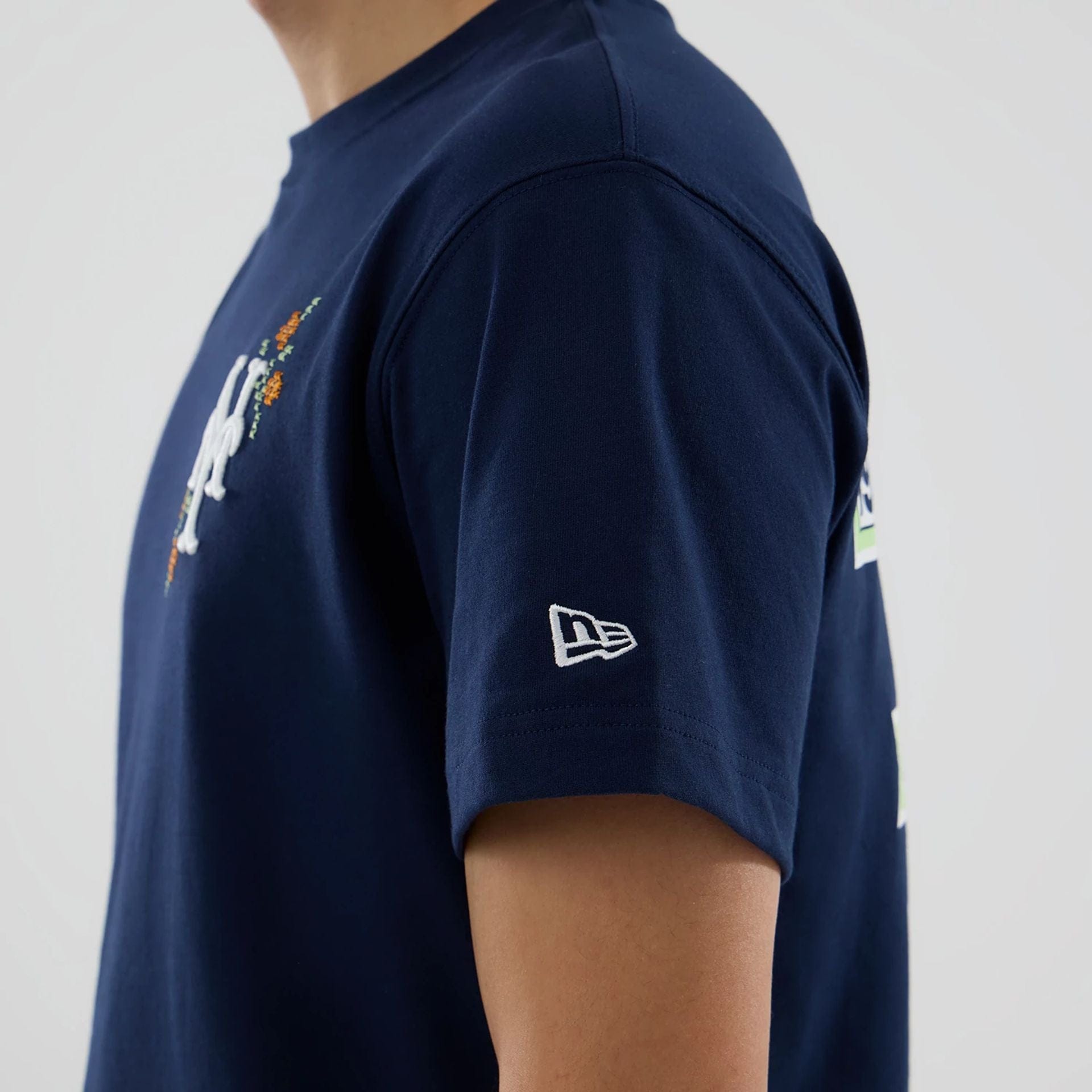 The model is wearing this MLB Garden New York Mets T-Shirt in blue. 6