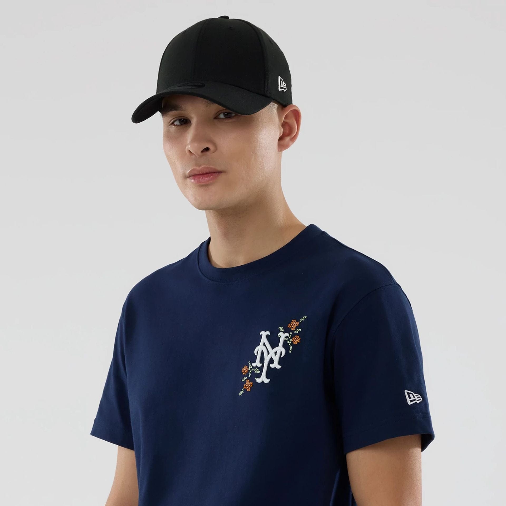 The model is wearing this MLB Garden New York Mets T-Shirt in blue. 7