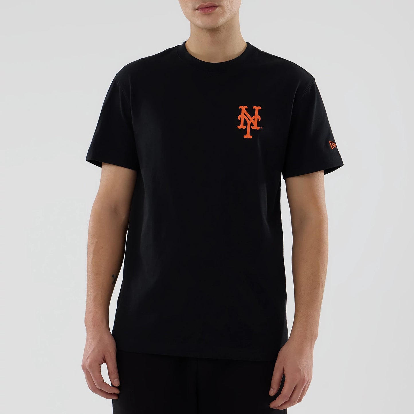 The model is wearing this MLB City Series New York Mets T-Shirt in black. 4