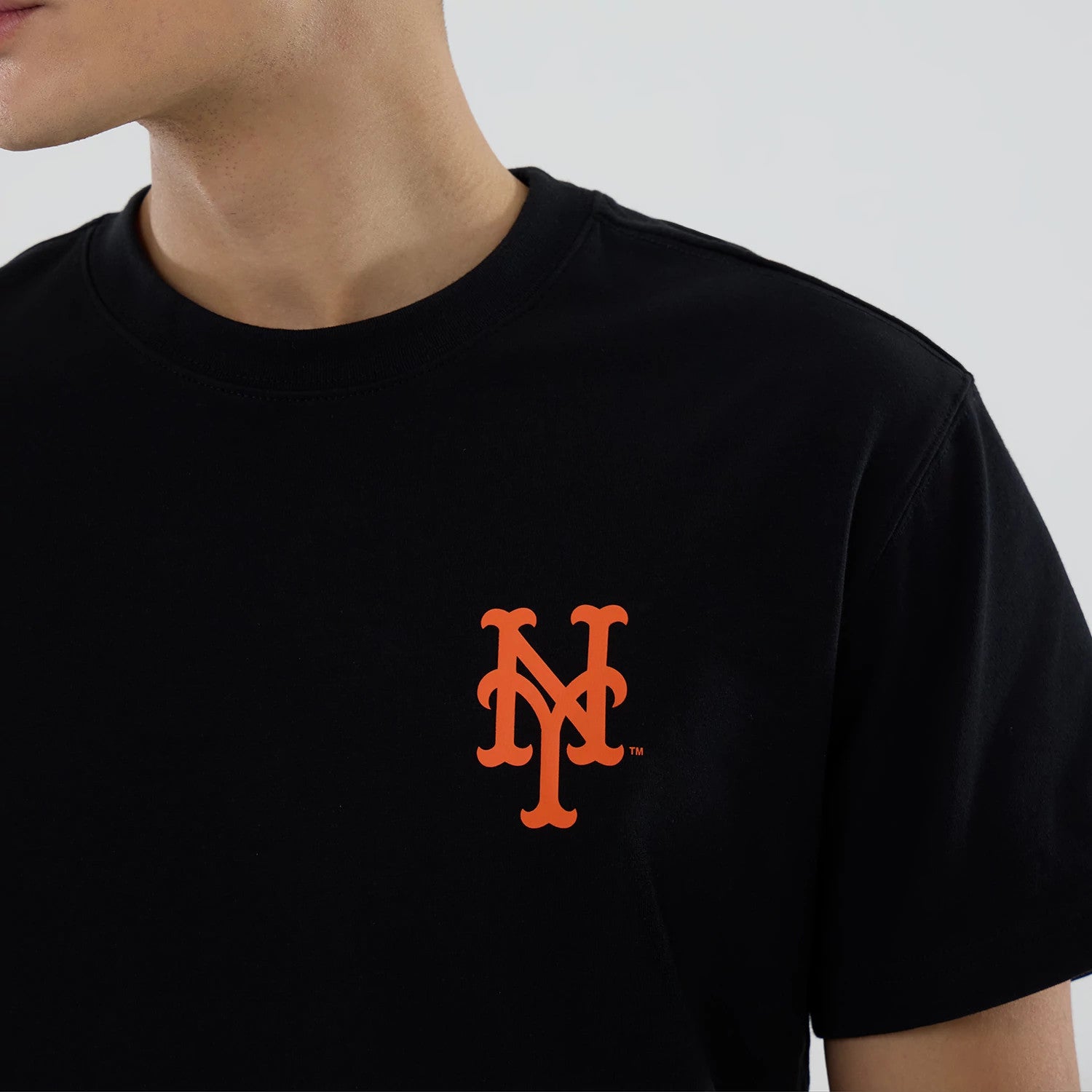 The model is wearing this MLB City Series New York Mets T-Shirt in black. 5