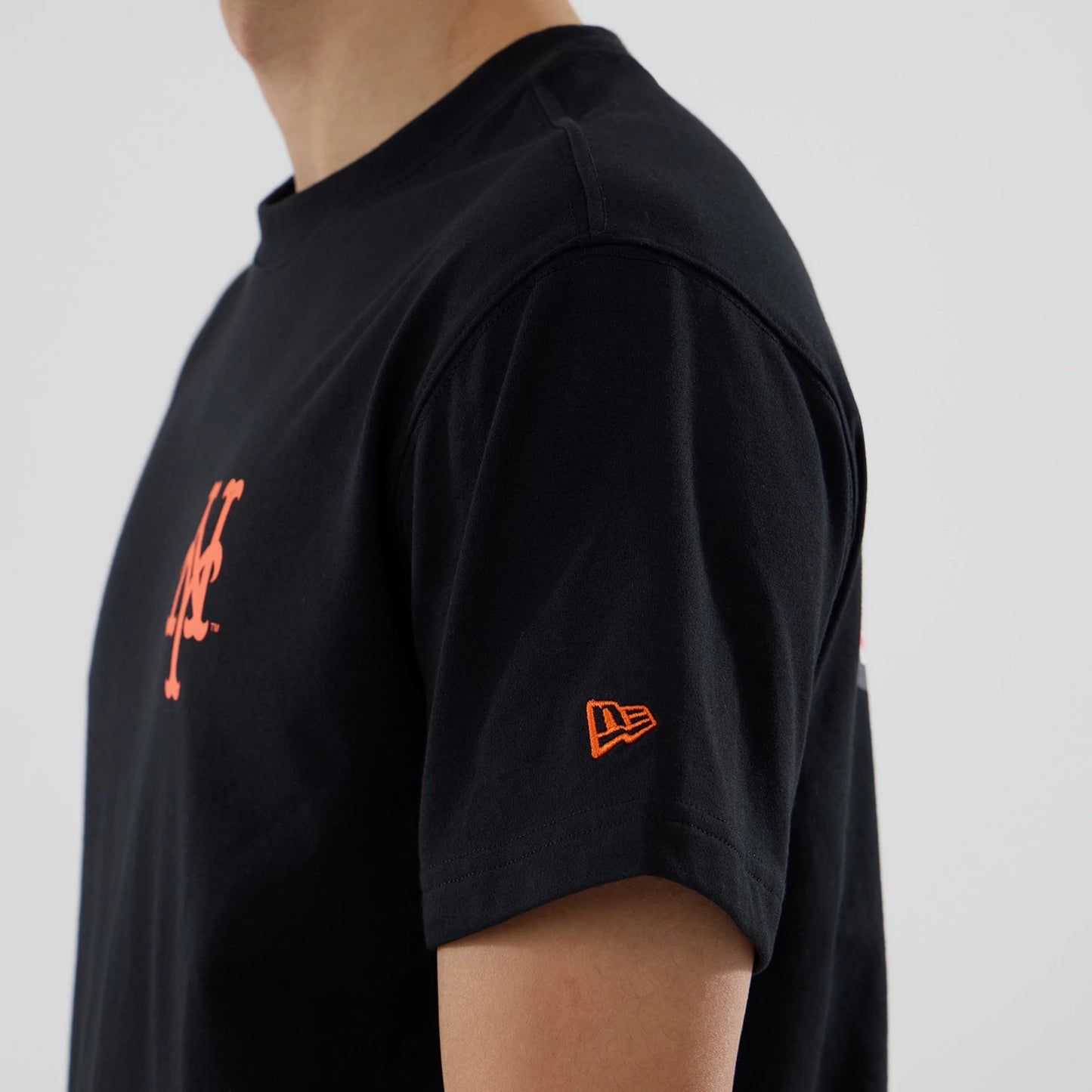 The model is wearing this MLB City Series New York Mets T-Shirt in black. 6